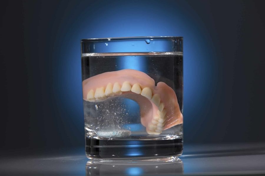 soaking dentures in cleaning solution